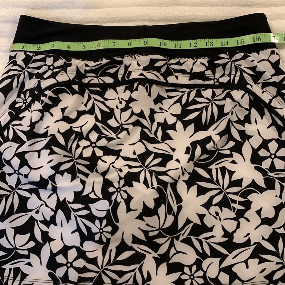 NWOT Lands End Womens Skort. Has black shorts with hygienic liner in place. 12. - Picture 7 of 9